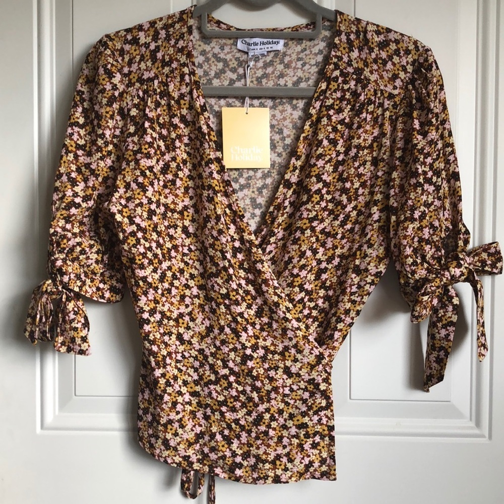NWT CHARLIE HOLIDAY ISLAFLORAL BLOUSE 100% RAYON US4